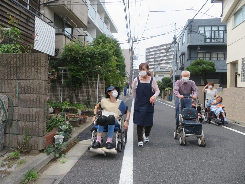 外気浴に出かけました。